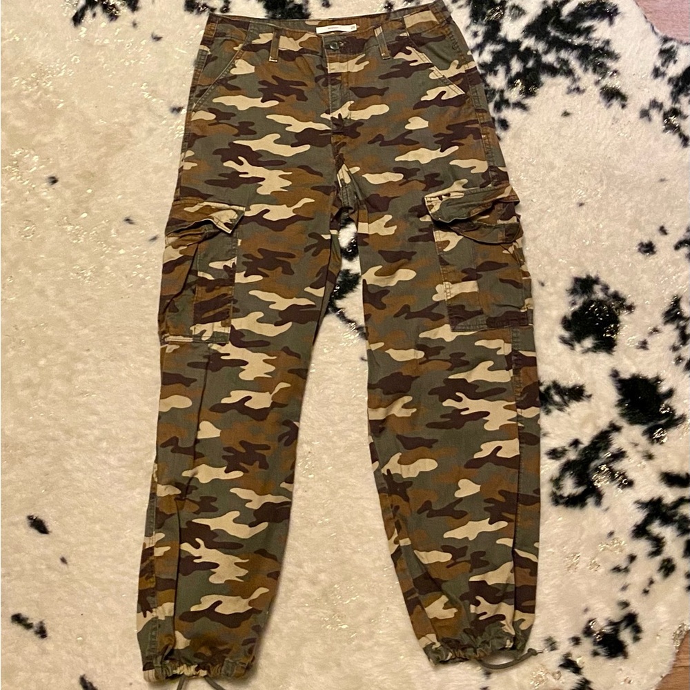 Levi’s Baggy Fit Camo Print Women’s Y2K Inspired Cargo Pants 🪖